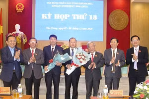 Lãnh đạo tỉnh Khánh Hòa tặng hoa chúc mừng 2 phó chủ tịch UBND tỉnh vừa được HĐND tỉnh bầu bổ sung