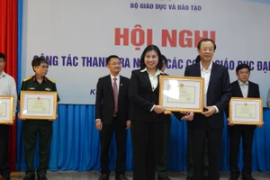 Thứ trưởng Phạm Ngọc Thưởng trao bằng khen cho cá nhân có thành tích xuất sắc trong công tác thanh kiểm tra Kỳ thi tốt nghiệp THPT năm 2020.