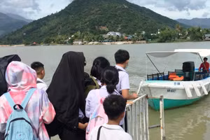 Cầu gỗ Phú Kiểng bắc qua sông Cái, xã Vĩnh Ngọc, bị cuốn trôi và hư hỏng, học sinh phải đợi ca nô để đến trường.