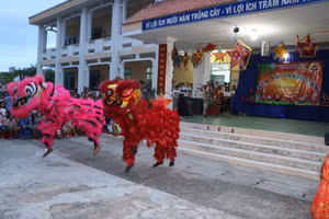 Trường TH&THCS Lê Đình Chinh tổ chức vui Tết trung thu cho học sinh. (Ảnh: Duy Quan).