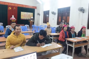 Nhóm lớp tại nhà văn hóa thôn Khe Lẹ.