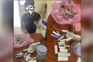 Học sinh vi phạm cùng số pháo tự chế.