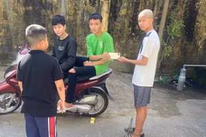 Nhóm thiếu niên thực nghiệm lại hành vi cướp giật điện thoại của cháu Đạt.