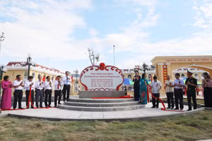 Lãnh đạo tỉnh Quảng Ninh và huyện Bình Liêu dự lễ gắn biển Công trình chào mừng kỷ niệm 60 năm Ngày thành lập tỉnh cho Trường THPT Bình Liêu ngày 5/9.