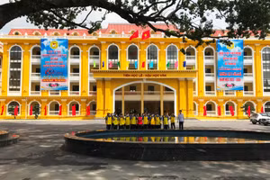 Trường THPT Cẩm Phả được xây mới khang trang, hiện đại.