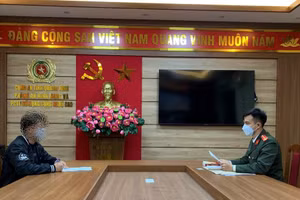 Nam thanh niên làm việc với công an.