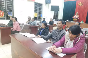 Các học viên tại lớp xóa mù chữ Khe Lánh.