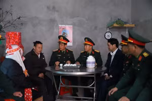 Gia đình anh Chìu Doỏng Vằn, thôn Pắc Cương, xã Hoành Mô, huyện Bình Liêu vui mừng trong căn nhà mới. 