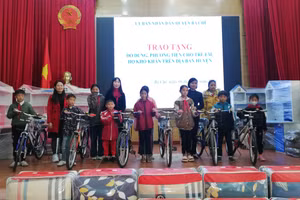 Các em học sinh được tặng xe đạp, góc học tập.