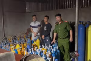 Công an thành phố Hạ Long phát hiện kho chứa hơn 200 bình khí N20.