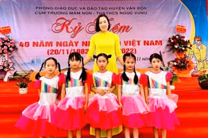 Cô Tô Thị Kiều Linh bên học sinh thân yêu.