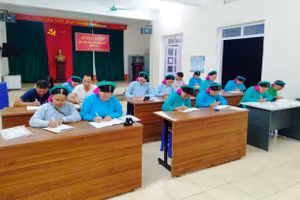 Một lớp xóa mù chữ ở huyện Bình Liêu.