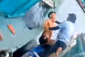 Một cán bộ Ban Quản lý vịnh Hạ Long bóp cổ ngư dân. (Ảnh cắt lại từ clip)