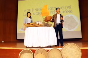 Nghệ nhân Nguyễn Anh Sáu giới thiệu cho các em học sinh về các loại ngư cụ truyền thống.