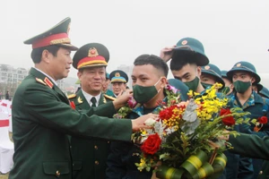 Thượng tướng Nguyễn Tân Cương, Thứ trưởng Bộ Quốc phòng tặng hoa, tiễn tân binh lên đường nhập ngũ.