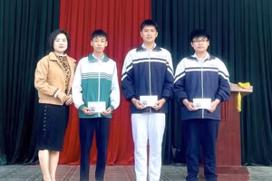 Ba học sinh được tuyên dương.