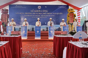 Các đại biểu ấn nút khởi công dự án xây mới Trường THPT Ngô Quyền tại phường Hà Khánh, TP Hạ Long.