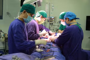 Kíp mổ bóc tách u sau phúc mạc kích thước "khủng" cho bệnh nhân.