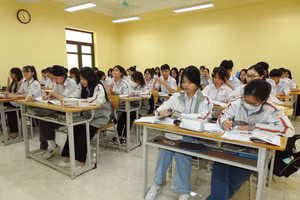 Học sinh Trường THPT Cẩm Phả trong ngôi trường mới.