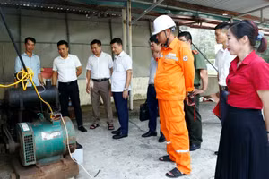 Lãnh đạo huyện Cô Tô kiểm tra điều kiện cung ứng điện tại điểm thi. 