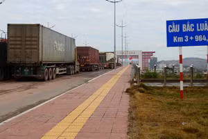 Cửa khẩu cầu Bắc Luân 2.