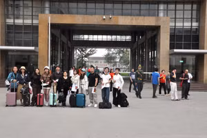 Đoàn khách Trung Quốc đầu tiên qua cửa khẩu quốc tế Móng Cái