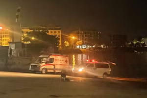 Xe cứu thương được điều động đến Cảng tàu khách quốc tế Tuần Châu.