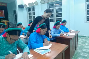 Lớp học xóa mù chữ tại nhà văn hóa thôn Pắc Pộc, xã Hoành Mô, huyện Bình Liêu (Quảng Ninh).