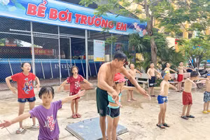 Học sinh trên địa bàn thị xã Quảng Yên được học kỹ năng bơi.