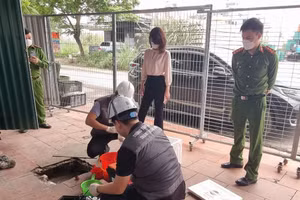 Lực lượng chức năng tiến hành lấy mẫu nước thải.