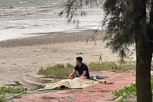 Hai du khách gặp nạn tại biển Trà Cổ.