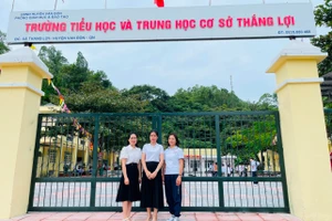 Từ trái qua, cô Hưởng, Hương và Loan tại Trường TH&THCS Thắng Lợi.