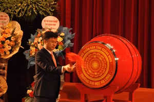 Tiến sĩ Nguyễn Đức Tiệp, Hiệu trưởng Trường Đại học Hạ Long gióng trống khai giảng năm học 2023-2024.