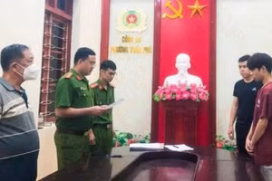 Công an TP Móng Cái đọc quyết định khởi tố vụ án, khởi tố bị can đối với các đối tượng.