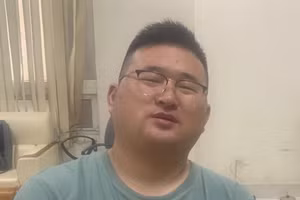 Li Pei Long tại cơ quan điều tra.