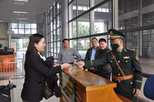 Người dân làm thủ tục xuất cảnh sang Trung Quốc sáng 21/2.