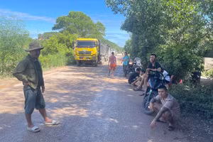 Người dân chặn xe chở đất nhằm phản đối việc Công ty CP Minh Phúc nổ mìn gây nứt nhà.