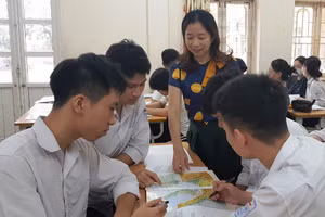 Cô trò Trường THPT Bãi Cháy, TP Hạ Long trong một tiết học.