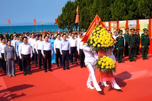 Chủ tịch nước Võ Văn Thưởng dâng hoa, dâng hương Chủ tịch Hồ Chí Minh tại Di tích Quốc gia Đặc biệt Khu Lưu niệm Chủ tịch Hồ Chí Minh ở huyện Cô Tô (Quảng Ninh). 