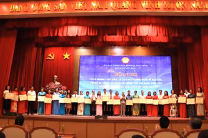 Hội Khuyến học tặng thưởng 28 thầy cô giáo có thành tích xuất sắc trong giảng dạy nêu gương sáng về đạo đức, tự học và sáng tạo.