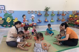 Cô trò Trường Mầm non Đông Hải, huyện Tiên Yên.