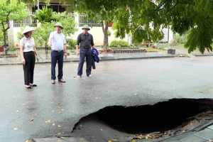 Lãnh đạo UBND TP Cẩm Phả kiểm tra hiện trường vụ việc.