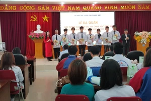 Học sinh tham gia dự thi nhận hoa chúc mừng từ các thầy, cô giáo tại Lễ ra quân các đội tuyển của tỉnh Quảng Ninh dự thi chọn học sinh giỏi quốc gia và thi khoa học kỹ thuật (KHKT) quốc gia năm học 2022-2023 (tháng 2/2023).