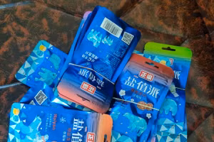 Vỏ túi kẹo học sinh đã mua ngoài cổng trường toàn chữ nước ngoài và không có tem phụ tiếng Việt.