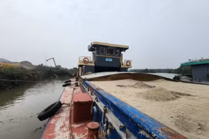 Tàu vận chuyển cát không có nguồn gốc, xuất xứ.