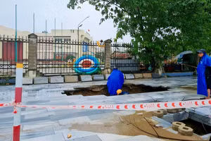 "Hố tử thần" xuất hiện trong cơn mưa tầm tã.