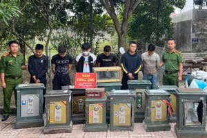 Nhóm đối tượng bị bắt giữ cùng tang vật vụ án.