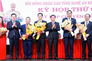 Lãnh đạo tỉnh Nghệ An tặng hoa chúc mừng ông Hoàng Nghĩa Hiếu và các Phó Chủ tịch UBND tỉnh vừa được HĐND tỉnh bầu. Ảnh: Báo Nghệ An.