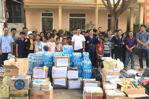 Hàng hóa cứu trợ đến với người dân vùng lũ huyện Kỳ Sơn, Nghệ An.