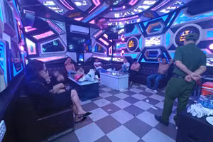 Hiện trường khi các đối tượng sử dụng ma túy trong phòng hát.